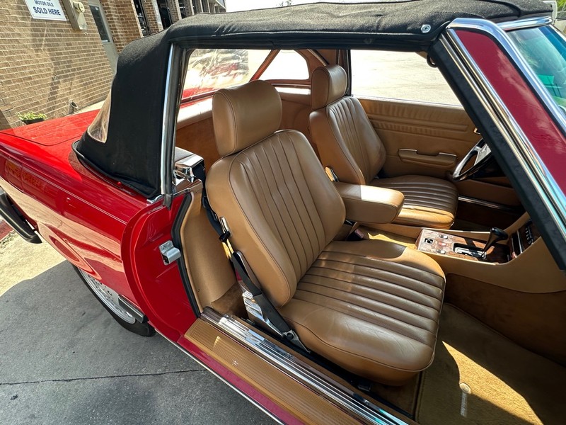 Mercedes-Benz 560 Series Vehicle Full-screen Gallery Image 31