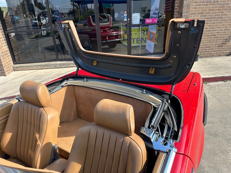 Mercedes-Benz 560 Series Vehicle Full-screen Gallery Image 34