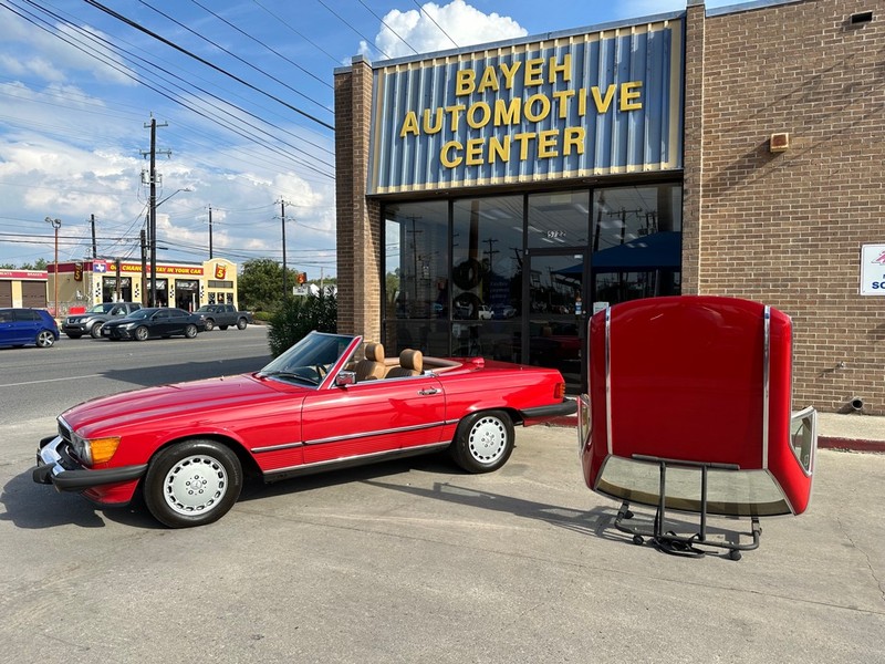 Mercedes-Benz 560 Series Vehicle Full-screen Gallery Image 35