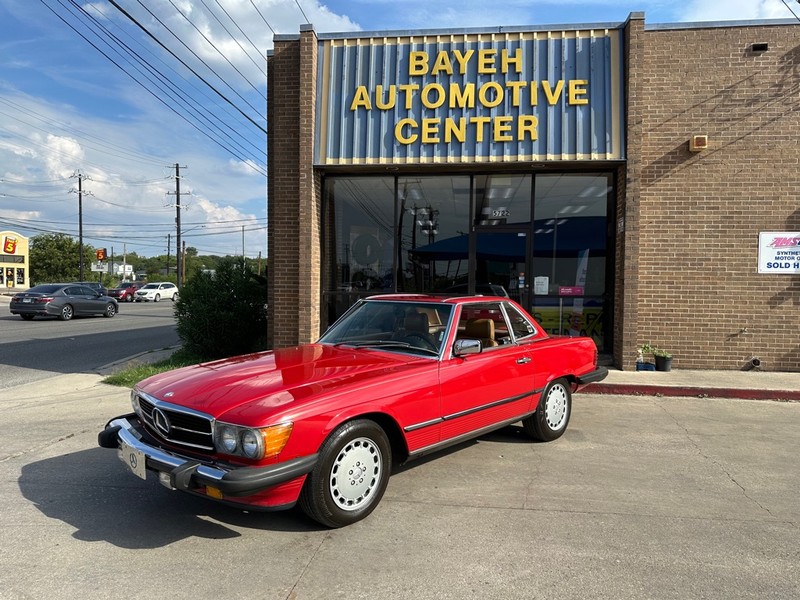 Mercedes-Benz 560 Series Vehicle Full-screen Gallery Image 39