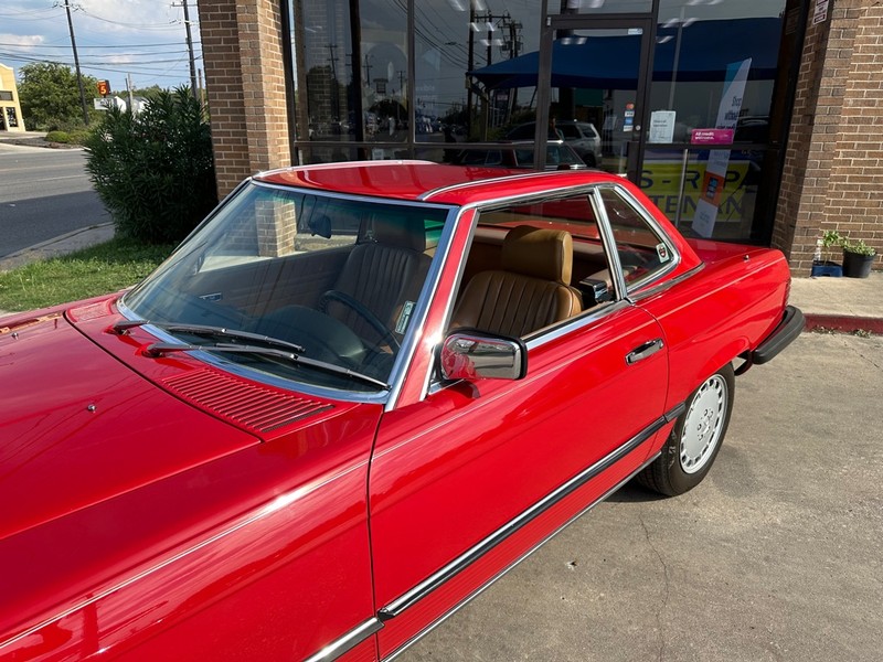 Mercedes-Benz 560 Series Vehicle Full-screen Gallery Image 40