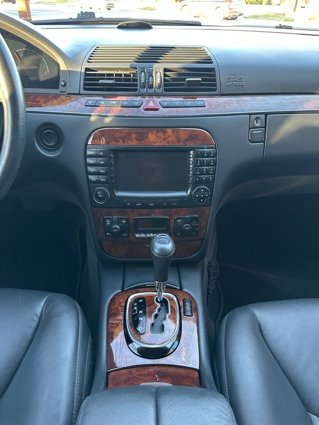 Mercedes-Benz S-Class Vehicle Full-screen Gallery Image 16