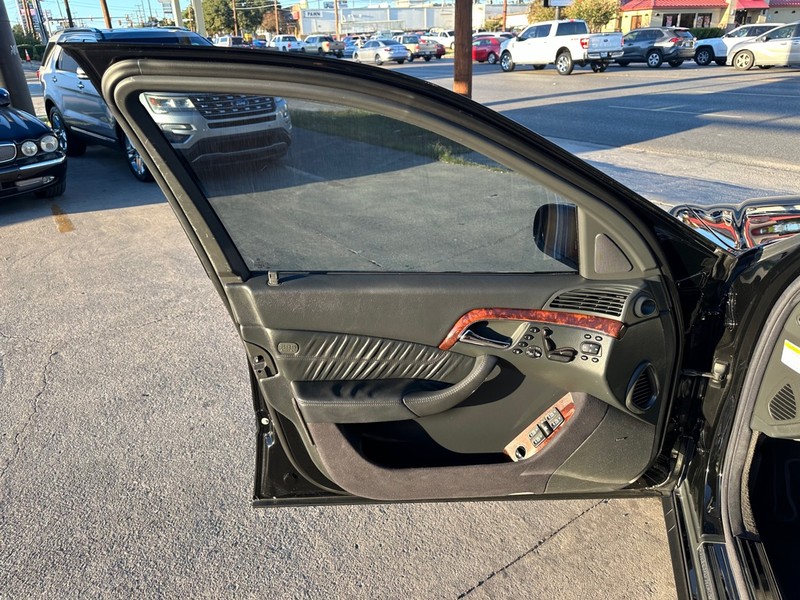 Mercedes-Benz S-Class Vehicle Full-screen Gallery Image 07