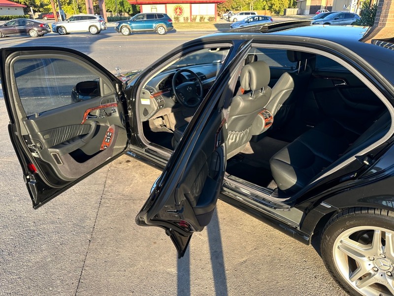 Mercedes-Benz S-Class Vehicle Full-screen Gallery Image 09