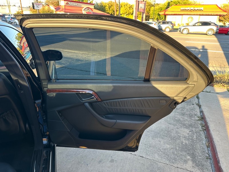 Mercedes-Benz S-Class Vehicle Full-screen Gallery Image 11