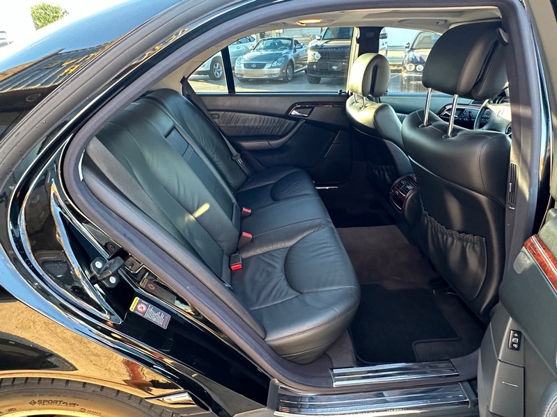 Mercedes-Benz S-Class Vehicle Full-screen Gallery Image 12