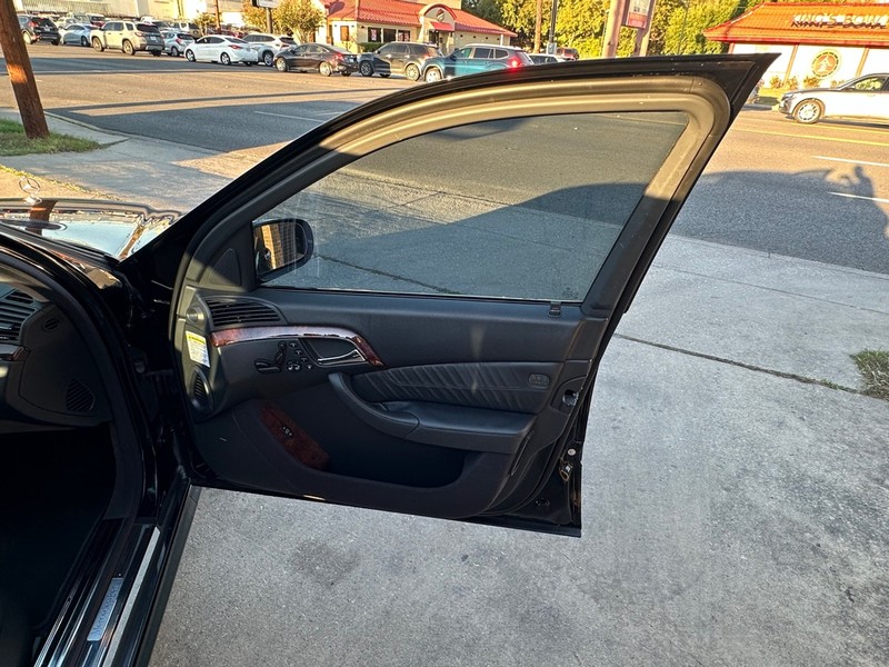 Mercedes-Benz S-Class Vehicle Full-screen Gallery Image 13