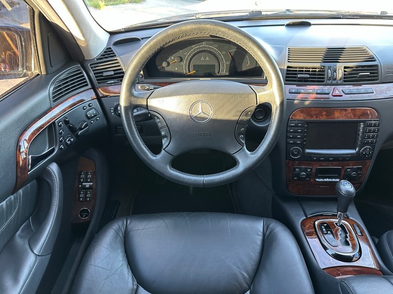 Mercedes-Benz S-Class Vehicle Full-screen Gallery Image 17