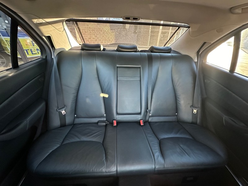 Mercedes-Benz S-Class Vehicle Full-screen Gallery Image 18