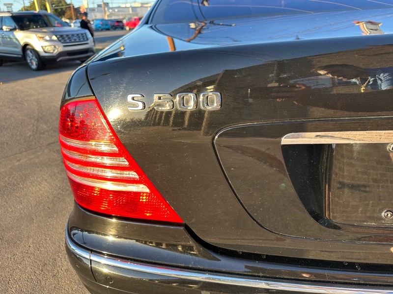 Mercedes-Benz S-Class Vehicle Full-screen Gallery Image 19