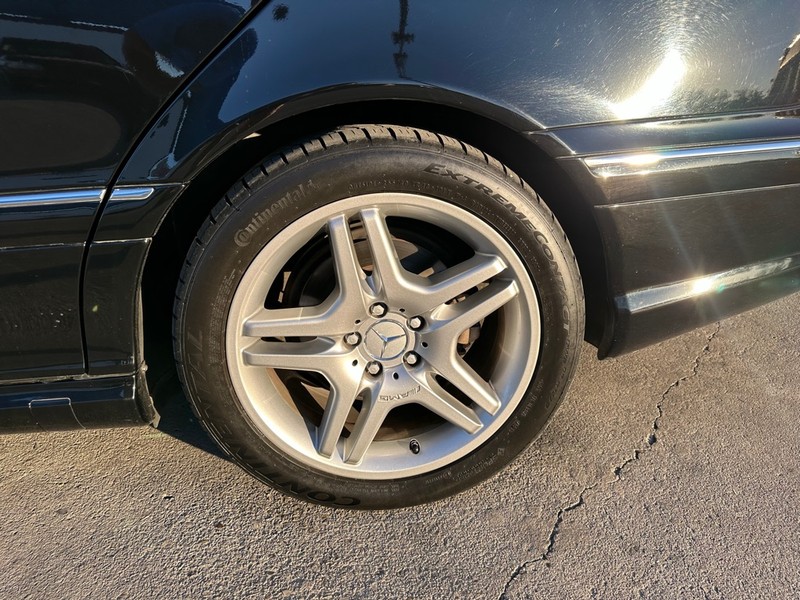 Mercedes-Benz S-Class Vehicle Full-screen Gallery Image 21