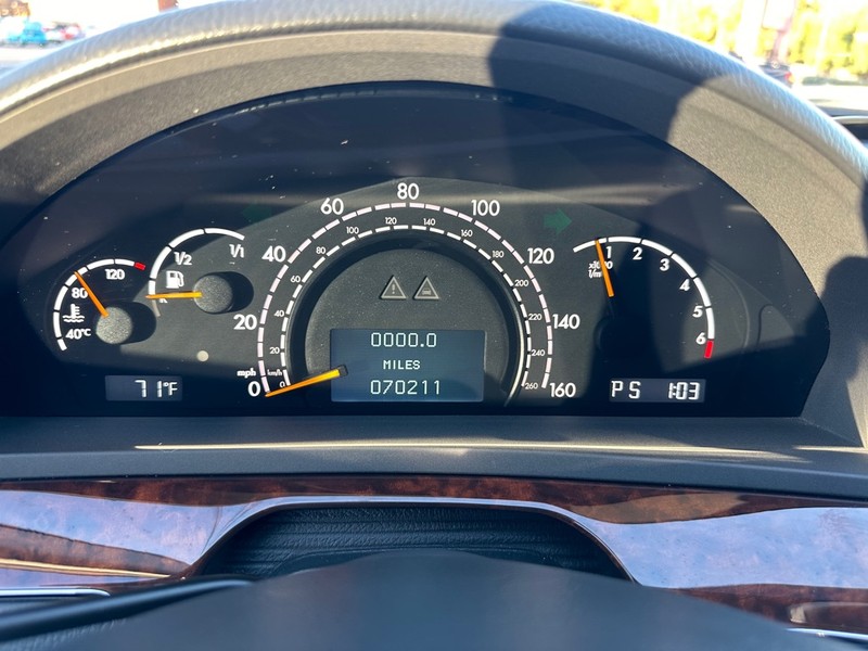 Mercedes-Benz S-Class Vehicle Full-screen Gallery Image 22