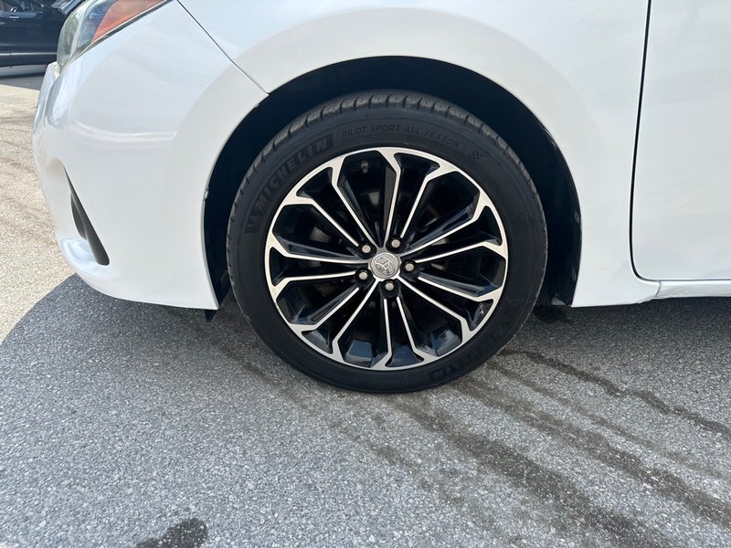 Toyota Corolla Vehicle Full-screen Gallery Image 06