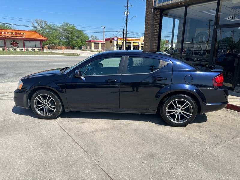 Dodge Avenger Vehicle Full-screen Gallery Image 02