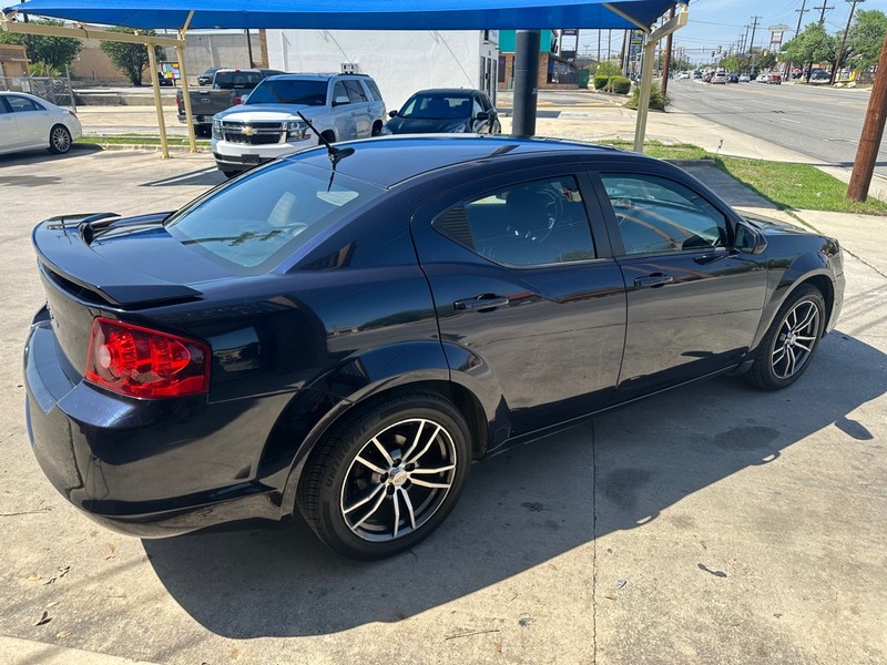 Dodge Avenger Vehicle Full-screen Gallery Image 04
