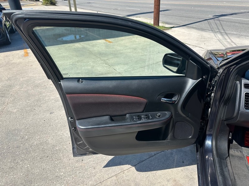 Dodge Avenger Vehicle Full-screen Gallery Image 07