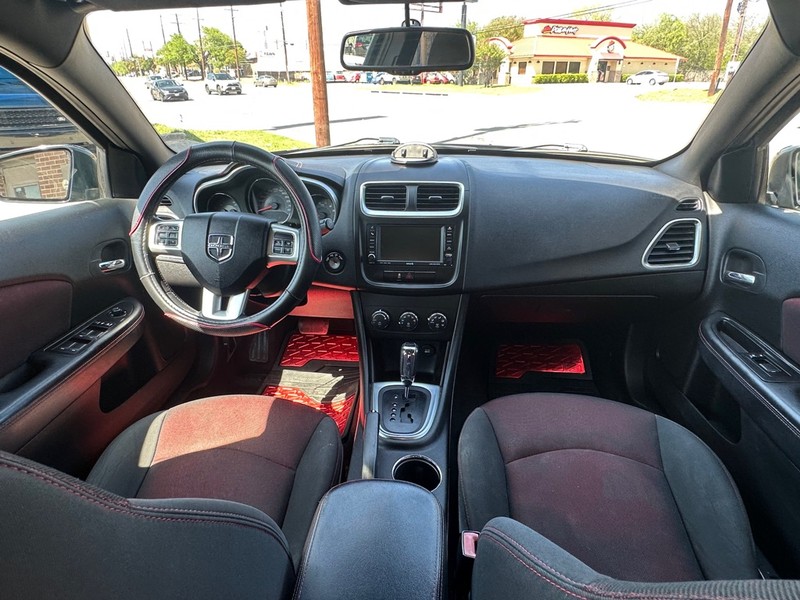 Dodge Avenger Vehicle Full-screen Gallery Image 11