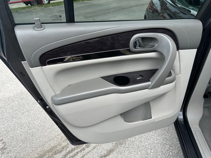 Buick Enclave Vehicle Full-screen Gallery Image 11