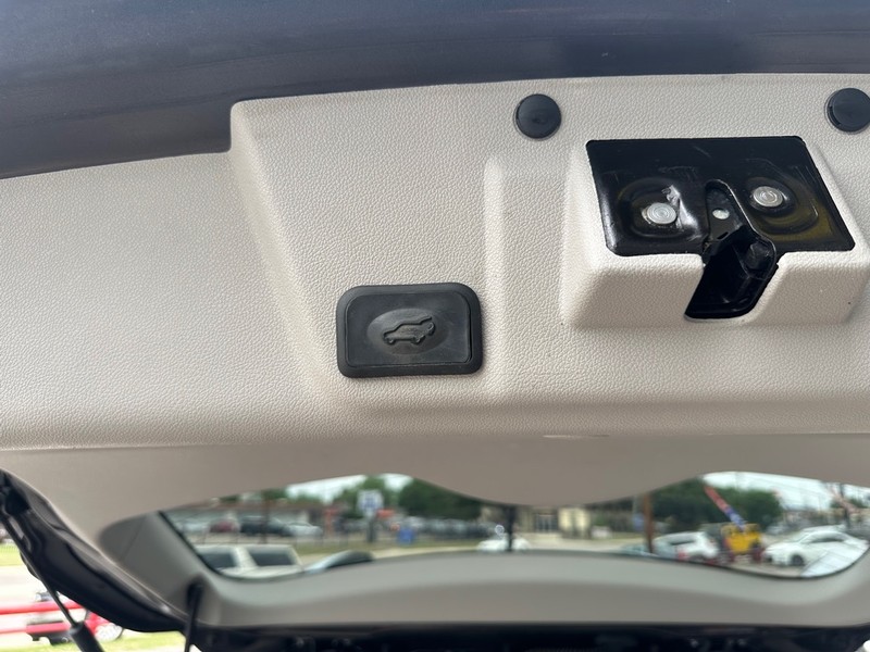 Buick Enclave Vehicle Full-screen Gallery Image 20