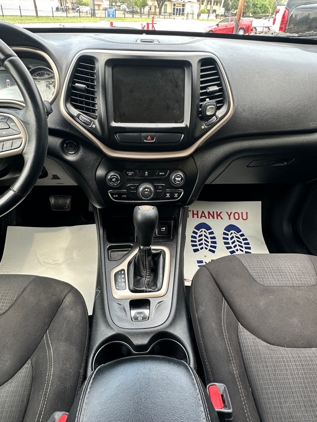 Jeep Cherokee Vehicle Full-screen Gallery Image 15