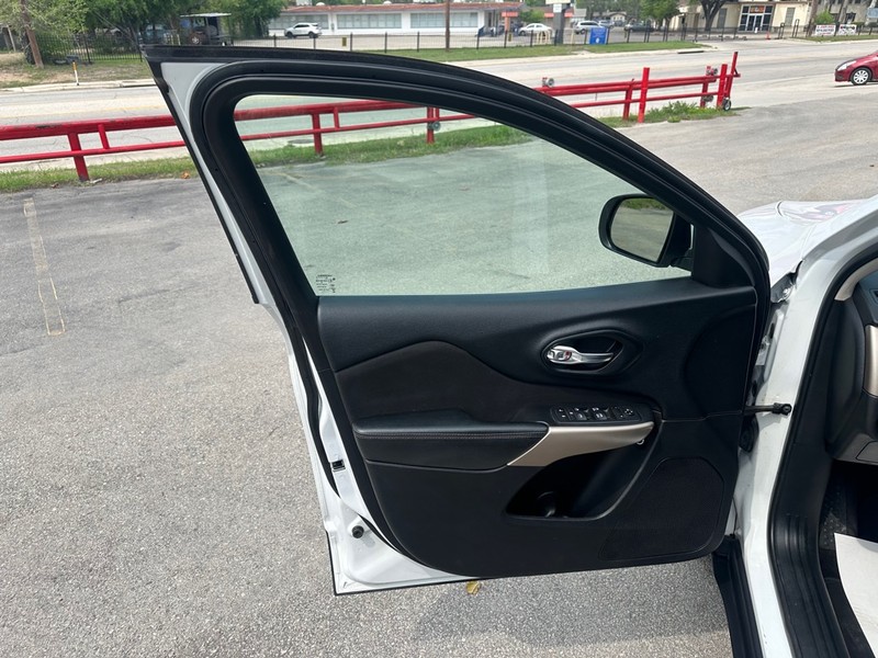 Jeep Cherokee Vehicle Full-screen Gallery Image 06