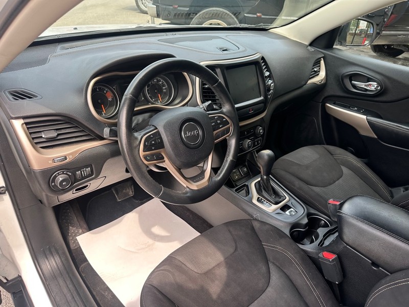 Jeep Cherokee Vehicle Full-screen Gallery Image 07