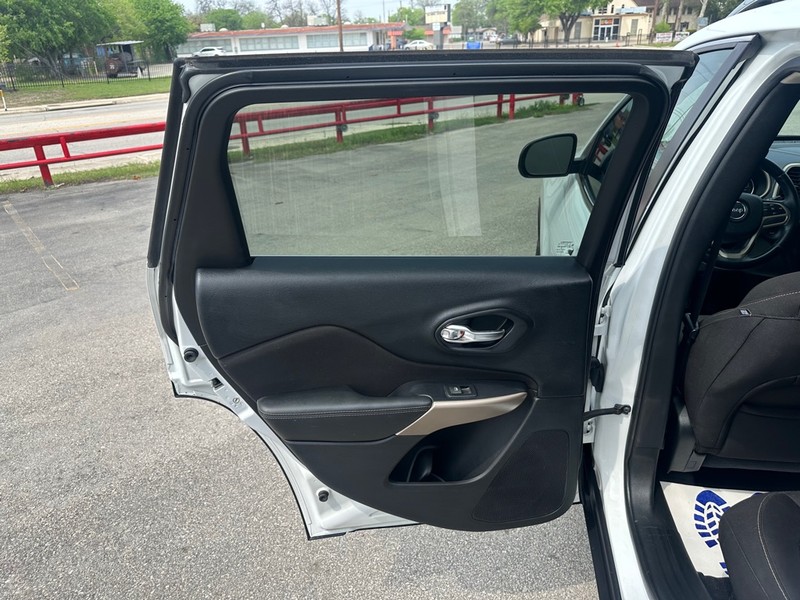 Jeep Cherokee Vehicle Full-screen Gallery Image 08