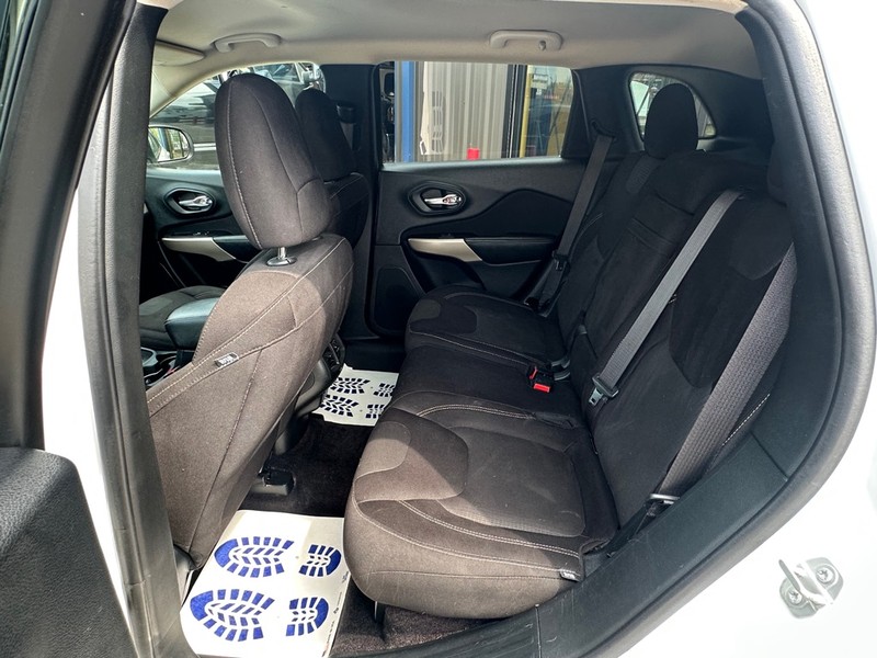 Jeep Cherokee Vehicle Full-screen Gallery Image 09