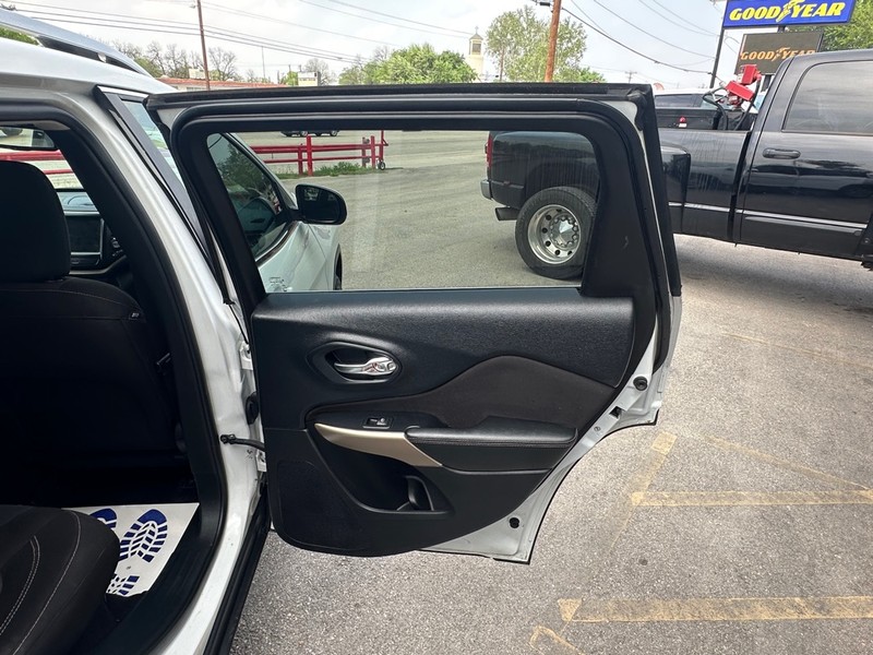 Jeep Cherokee Vehicle Full-screen Gallery Image 11