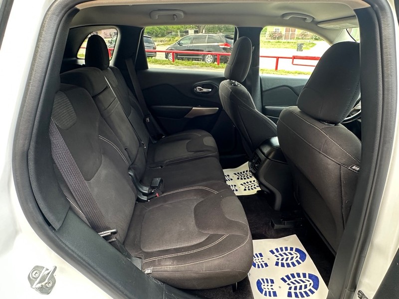 Jeep Cherokee Vehicle Full-screen Gallery Image 12