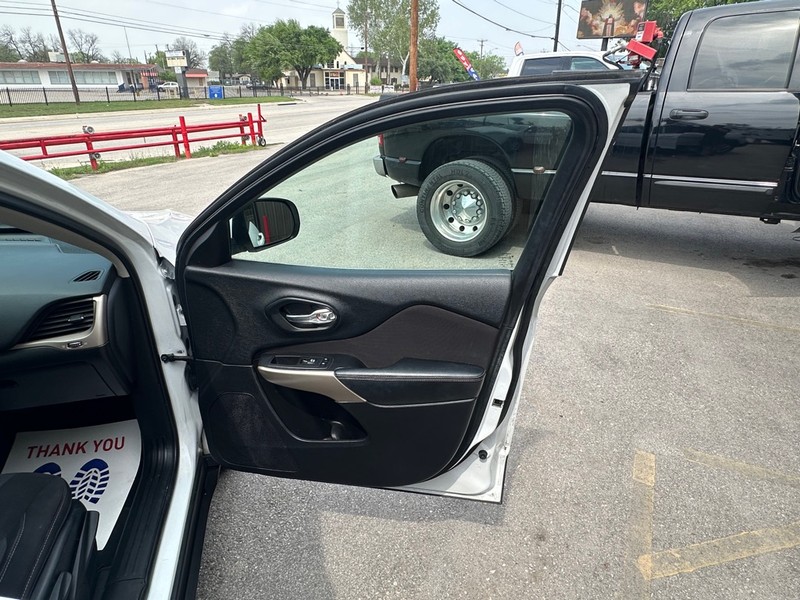 Jeep Cherokee Vehicle Full-screen Gallery Image 13