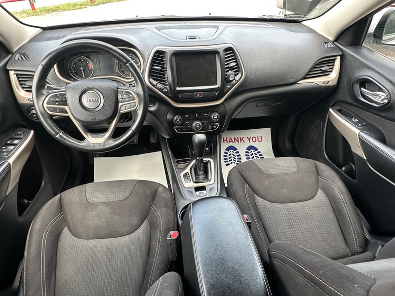 Jeep Cherokee Vehicle Full-screen Gallery Image 16