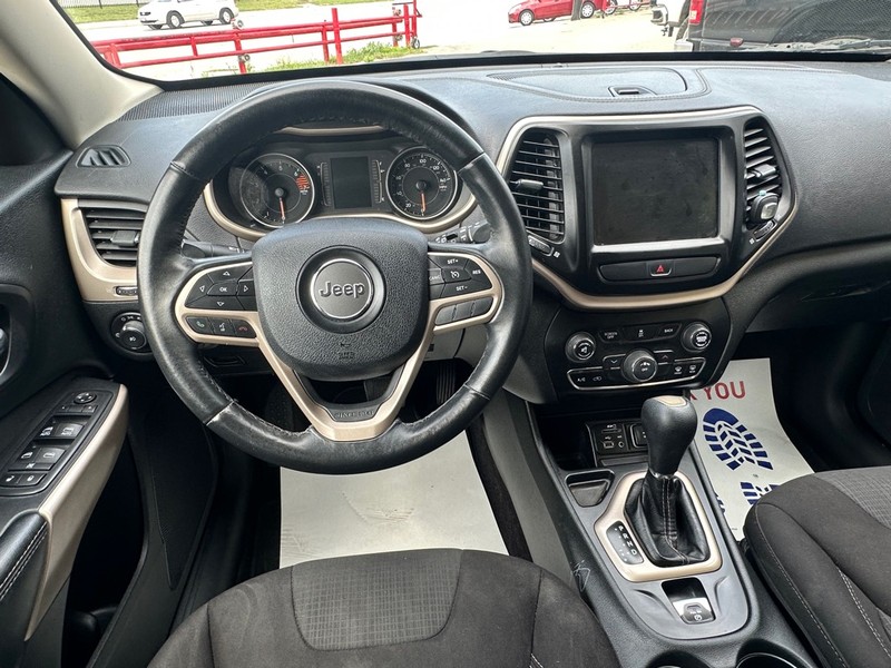 Jeep Cherokee Vehicle Full-screen Gallery Image 17