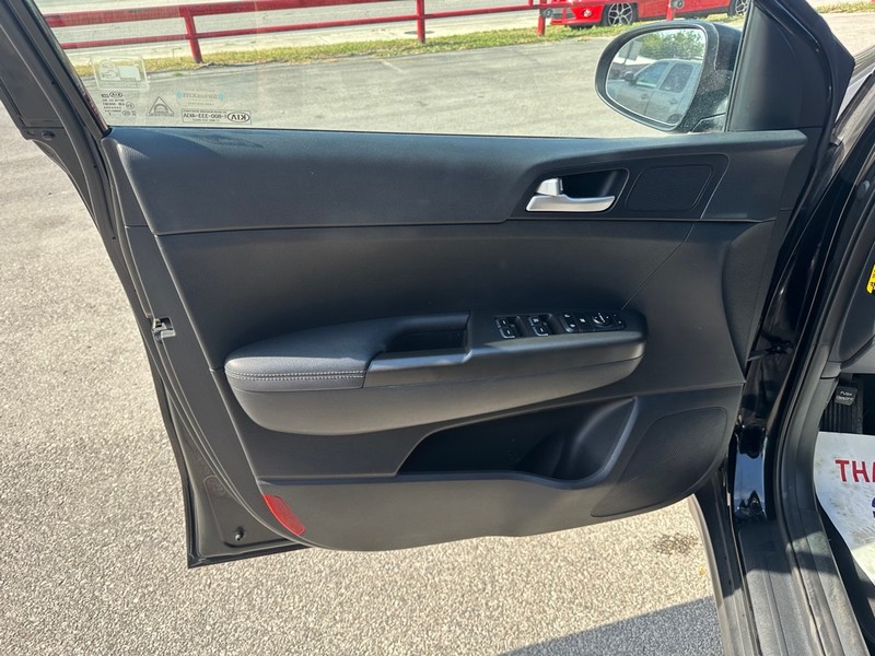 Kia Sportage Vehicle Full-screen Gallery Image 07