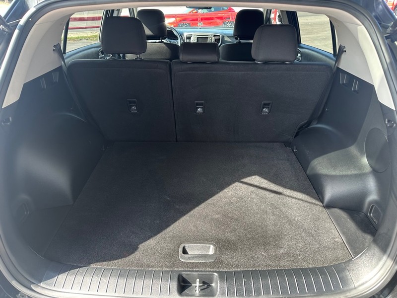 Kia Sportage Vehicle Full-screen Gallery Image 12