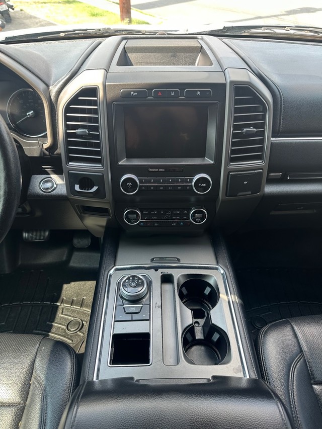 Ford Expedition Vehicle Full-screen Gallery Image 16