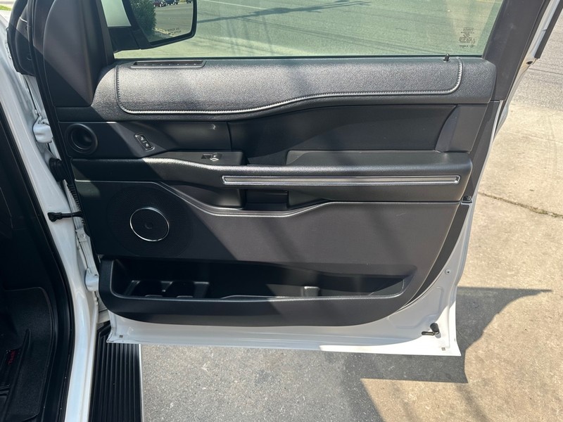 Ford Expedition Vehicle Full-screen Gallery Image 10