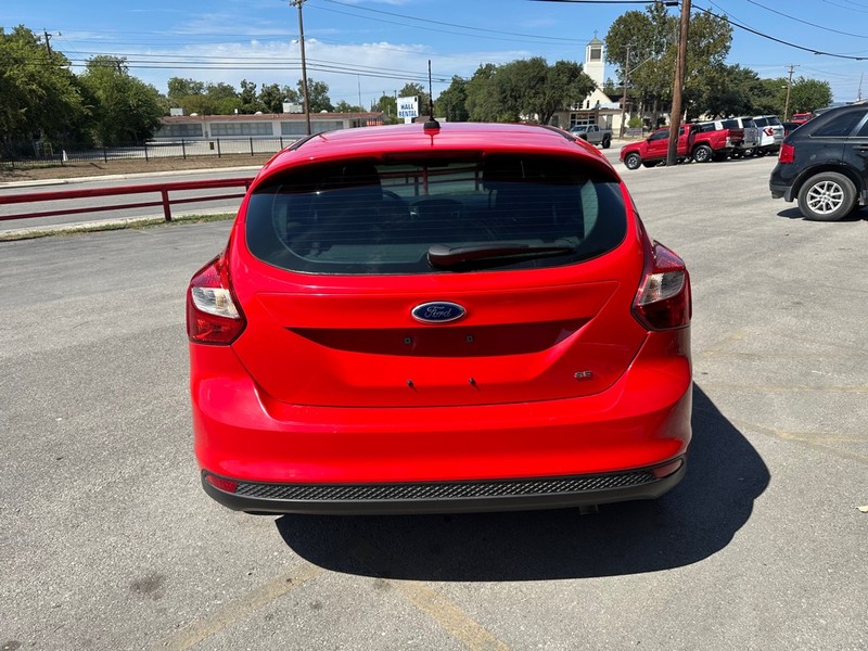 Ford Focus Hatchback Vehicle Full-screen Gallery Image 03