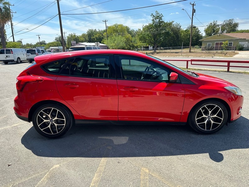 Ford Focus Hatchback Vehicle Full-screen Gallery Image 04