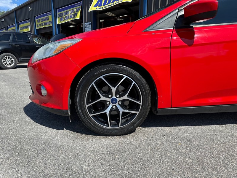 Ford Focus Hatchback Vehicle Full-screen Gallery Image 06