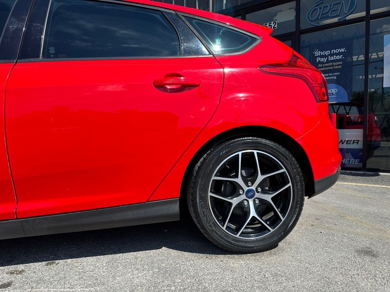 Ford Focus Hatchback Vehicle Full-screen Gallery Image 07