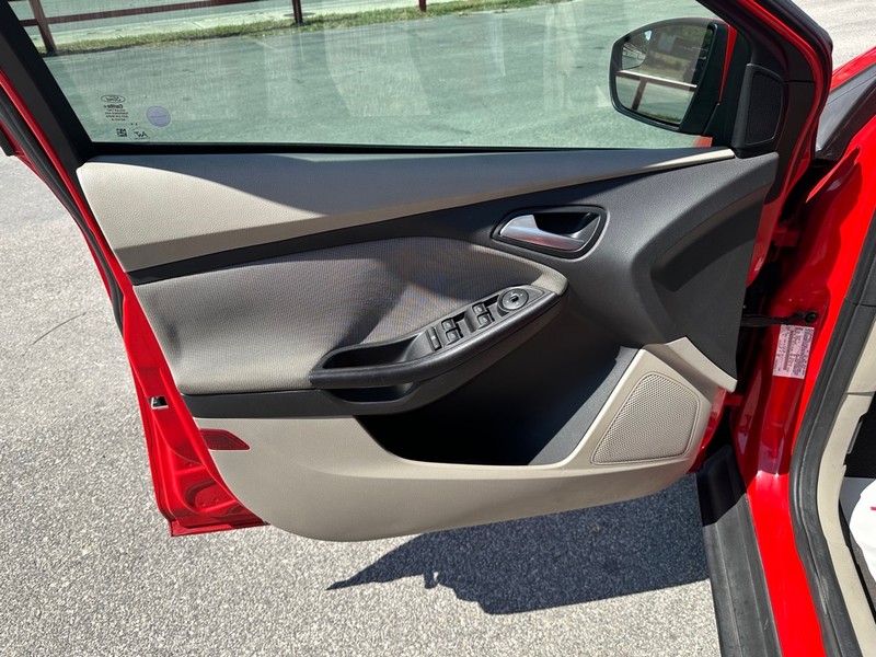 Ford Focus Hatchback Vehicle Full-screen Gallery Image 08