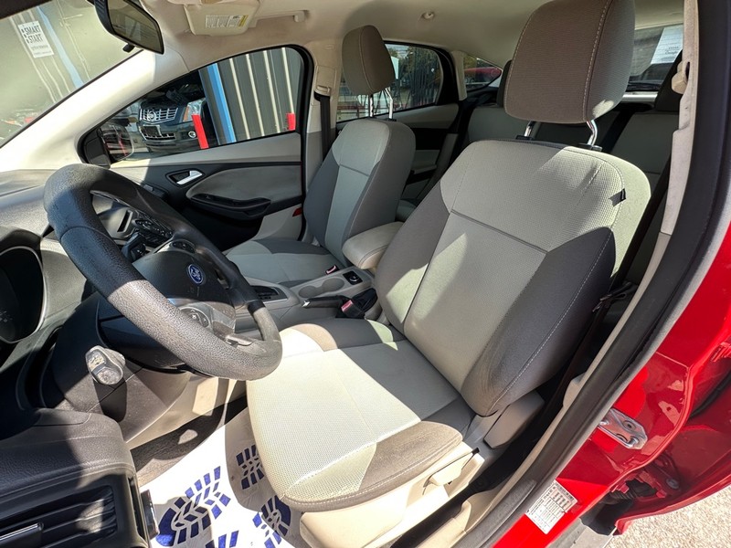 Ford Focus Hatchback Vehicle Full-screen Gallery Image 09