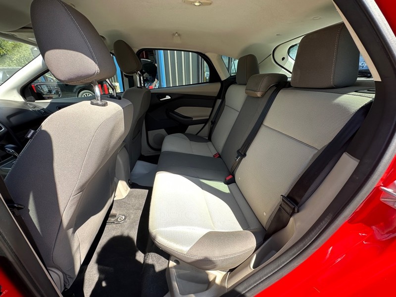 Ford Focus Hatchback Vehicle Full-screen Gallery Image 10