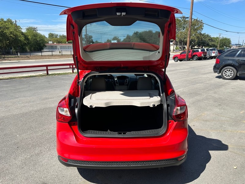 Ford Focus Hatchback Vehicle Full-screen Gallery Image 11