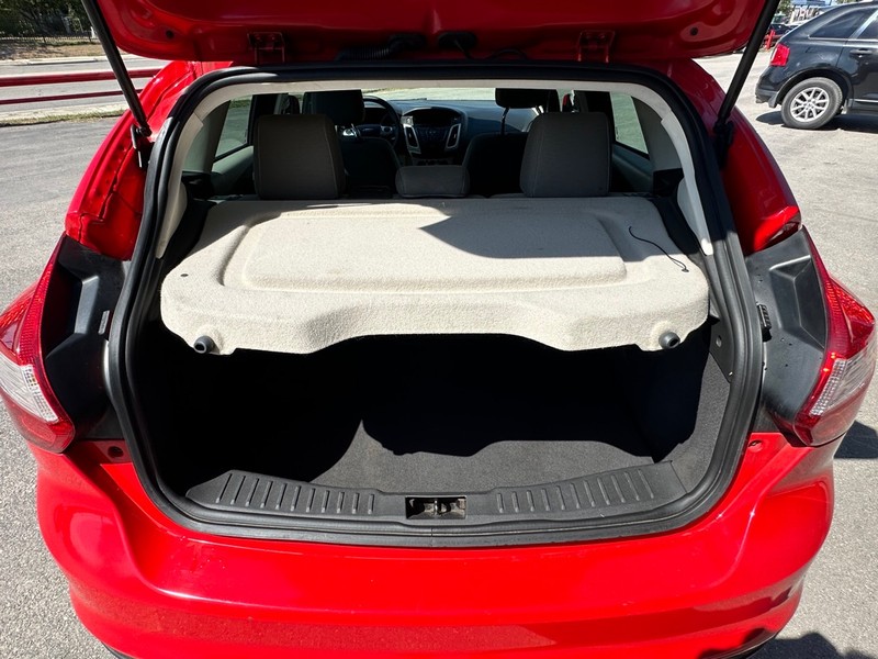 Ford Focus Hatchback Vehicle Full-screen Gallery Image 12