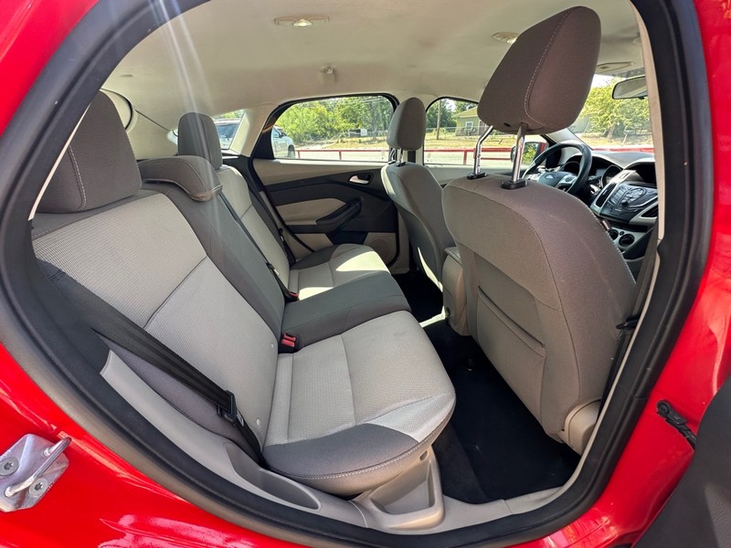 Ford Focus Hatchback Vehicle Full-screen Gallery Image 13