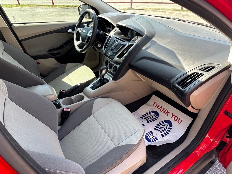 Ford Focus Hatchback Vehicle Full-screen Gallery Image 14