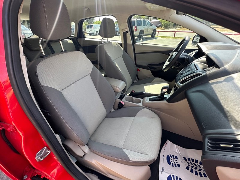 Ford Focus Hatchback Vehicle Full-screen Gallery Image 15