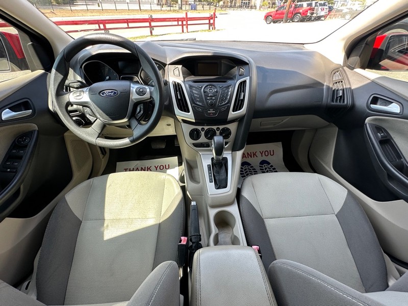 Ford Focus Hatchback Vehicle Full-screen Gallery Image 16